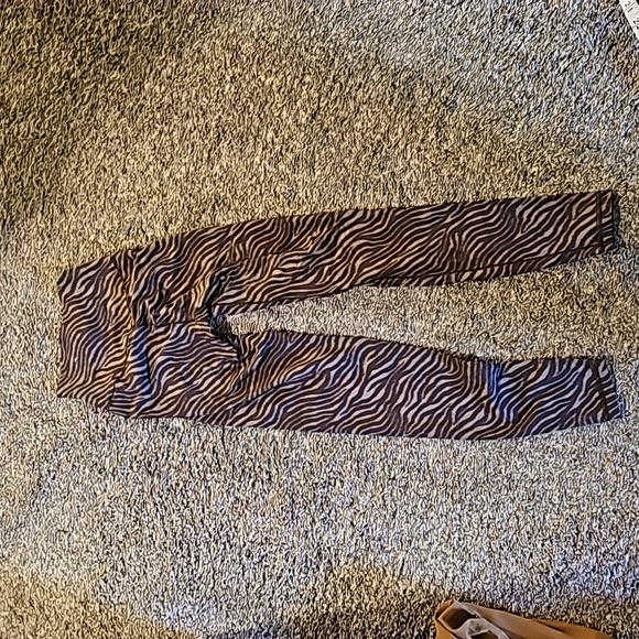 STUNNING OFFLINE BY AERIE REAL ME HIGH WAISTED ZEBRA PRINTED LEGGINGS - Picture 8 of 10